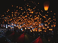 夜空がオレンジ色の灯籠で染まる。台北のランタンフェスティバルが綺麗だ。