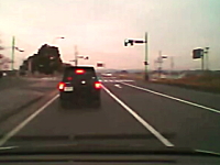 右折レーンを爆走して交差点を直進する危険なワゴンＲを撮影したドラレコ。