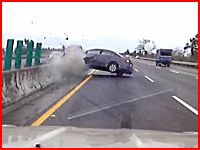ヤバいドラレコ。高速道路で中央分離帯に衝突した車からドライバーが・・・。