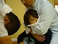 日本のボキボキ動画が海外で話題に。おにゃのこの首をポキ！ゴリゴリ！