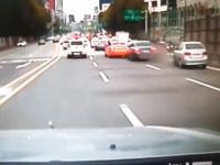韓国のこの事故ひでえ。渋滞気味の車列に後続車が猛スピードで突っ込む。