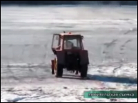 ロシアの死亡事故。酔った男性がトラクターで凍った湖を渡ろうとして沈没。