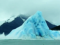ゴゴゴゴゴ。大きな氷山がひっくり返る瞬間を撮影したとても珍しいビデオ。