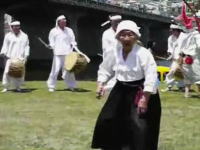 身体障害者、知的障害者等の真似をして踊りみんなであざけ笑う韓国のお祭り