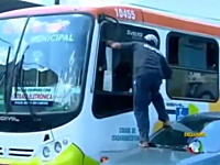ブチ切れ動画。怒り狂った男がバーサク状態でバスの窓ガラスを拳で粉砕。