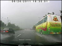 視界の悪い雨の高速道路で既に事故っている所にさらに追突ドラレコ映像