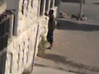 シリアでアサド政権の民兵を狙撃するスナイパー（反体制派）からの映像。
