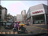 NISSANスクエアでスクーターが二人乗りのスクーターに突っ込む事故動画