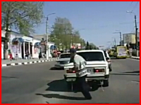道路を横断しようとしていた男性が撮影車の目の前で対向車に撥ねられる