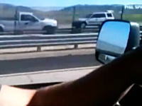 高速道路を逆走し続けるピックアップトラックが大変な事になってしまう動画
