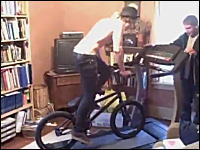 海外の馬鹿動画。ルームランナーの上で自転車に乗ってみた。回転したｗ