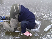 ウォッカがあれば極寒の湖でも楽しくなる動画。これはウォッカのステマか。