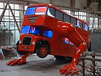なにこれキモい。腕立て伏せをする二階建てバスが完成。旧ルートマスター