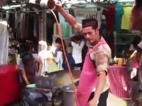 タイの屋台職人。秘技「エクストリーム回転注ぎ」で見る人を楽しませてくれる