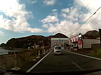 東伊豆道路。オラオラすり抜けバイクが歩行者を轢きかけるギリギリ動画。