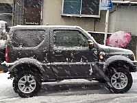 大雪の降った横浜で坂道で立ち往生してしまったプリウスを助けるジムニー。