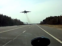 ロシアではジェット戦闘機も高速道路を通りたがるドラレコ。しかも2機もｗ