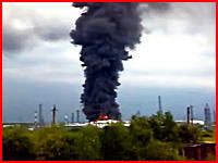 これはヤバイ！逃げて！逃げて！石油工場火災を撮影していたら突然の大爆発！